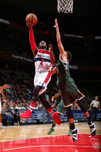 John Wall dei Washington Wizards a canestro contro i Milwaukee Bucks (Getty Images)